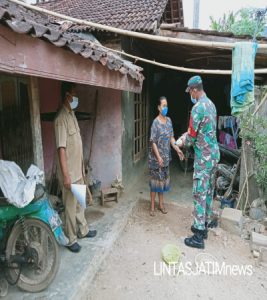 Cegah Kerumunan, Koramil 07/Tirtomoyo Salurkan Bansos Door To Door