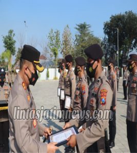 Kapolres Gresik Beri Penghargaan dan Suprise Ultah Anggota