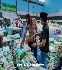 Forkopimda Lumajang Salurkan Bantuan 19.681 Sak Beras Kepada Masyarakat Terdampak PPKM