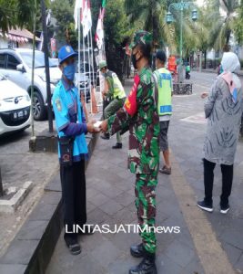 Babinsa Kelurahan Keprabon Bersama Lurah Dan Linmas Bagikan Nasi Kotak Kepada Warga Terdampak Covid-19