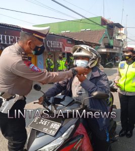 Operasi Yustisi dan Pembagian Masker di Wilayah Mojokerto