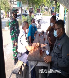 Penerapan PPKM Level 4 Serka Suwarno Sasar Warung Makan Diwilayahnya