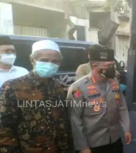 Polrestabes Surabaya Bersama Para Ulama Berikan Paket Sembako ke Masyarakat