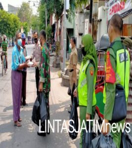 Wujud Peduli, Dimasa PPKM Level 4 Babinsa Bersama Bhabinkamtibmas Bagikan Nasi Kotak Kepada Warga