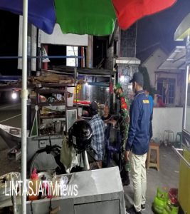 Sisir Jalan Adi Sucipto Anggota Koramil Colomadu Tertibkan Prokes