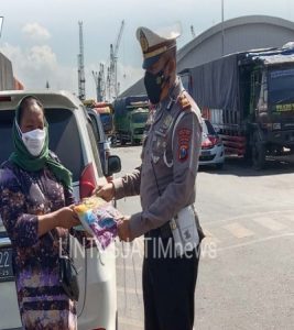 Satlantas Polres Tanjung Perak Bagikan Bantuan Sembako & Masker Sebagai Bentuk Peduli Ditengah Pandemi Covid-19