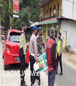 Anggota Koramil Dan Polsek Karangtengah Ajak Warga Disiplin Memakai Masker