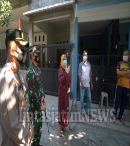 Kapolres Gresik Bersinergi Dandim 0817 Antar Pasien Isoman ke Isoter