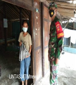 Bantu Warga Terdampak Covid-19, Koramil 12/Eromoko Bagikan Sembako Kepada Warga Yang Membutuhkan