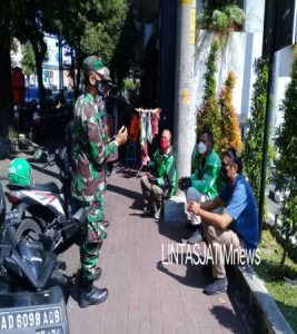 Serda Sugiyanto Bersinergi Dengan Bhabinkamtibmas Berikan Himbauan Protkes PPKM Level 4 Kepada Warga