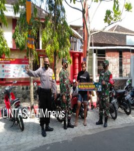 Tingkatkan Disiplin Pemakaian Masker, Koramil Dan Polsek Puhpelem Kompak Berikan Himbauan Kepada Warga