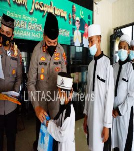 Kapolres Tanjung Perak Berikan Santunan Kepada Puluhan Anak Yatim