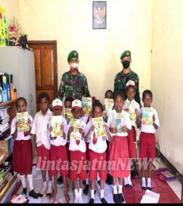 Jumat Berkah, Satgas Yonif 512 Bagikan Buku Tulis dan Masker Kepada Anak-Anak Perbatasan