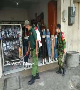 Babinsa Kepatihan Wetan Terus Lakukan Penyemprotan Disinfektan dan Beri Himbuan PPKM Di Wilayah Binaanya
