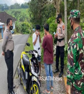 Tekan Penyebaran Covid-19 Babinsa Dan Bhabinkamtibmas Aktif Himbau Warga Pakai Masker