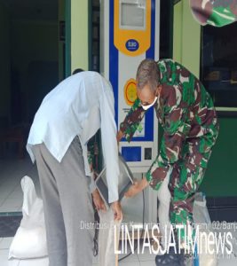 Distribusi Bantuan Beras Tepat Sasaran Oleh Anggota Koramil 02/Banjarsari