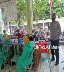 Polsek Kenjeran Amankan Pelaksanaan Vaksinasi di Kantor Kelurahan Takal Kedinding