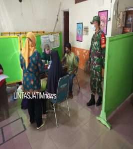 Serka Suryanto Dan Sertu Suparno Pantau Giat Serbuan Vaksin Pertama di Wilayah
