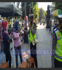 Pengunjung Alun-Alun Kebumen Kembali Diingatkan Prokes, Polres Kebumen Patroli Tenteng Pengeras Suara