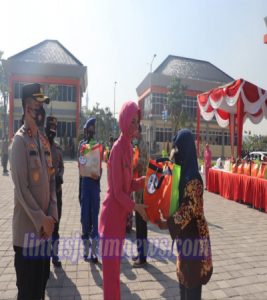 Peringati HKGB ke 69 dan HUT Polwan ke 73, Polres Gresik Salurkan 400 Paket Sembako