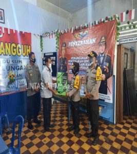 Kapolres Tanjung Perak Didampingi Kapolsek Pabean Cantikan Berikan Bantuan Peralatan Penanganan Covid-19 di KTS Jalan Dukuh