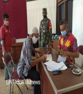 Guna Berikan Keamanan, Babinsa Dampingi Pembagian BLT DD