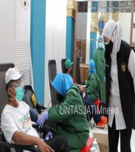 Gubernur Jatim Tinjau di Graha Unesa Terkait Vaksinasi Kampus