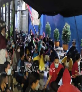 Demi Berburu Vaksin, Masyarakat Rela Bermalam di Depan Rumah Sakit