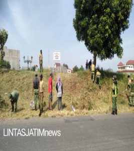 Wujudkan Lingkungan Bersih Dan Sehat, Babinsa Ikuti Karya Bakti Pembersihan Bendung Tirtonadi