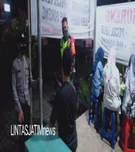 TNI Polri Dan Tim Satgas Datangi Sejumlah Warung PKL Di Klego