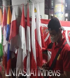 Untuk mempersiapkan hari ulang tahun kemerdekaan Indonesia ke 76 banyak pedagang bendera merah putih ditepi jalan