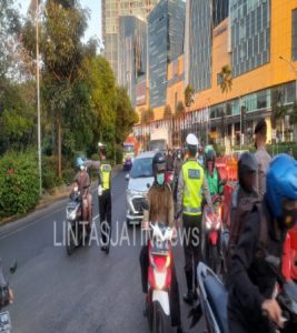 Penyekatan Batas Kota dan Pengaturan Lalu Lintas Pagi Hari di Depan Cito