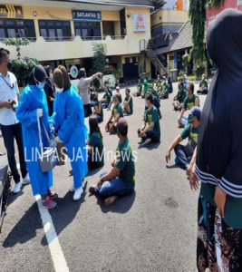 Kapolres Tanjung Perak Pantau Vaksinasi Bonek & Bonita di Lapangan Mako