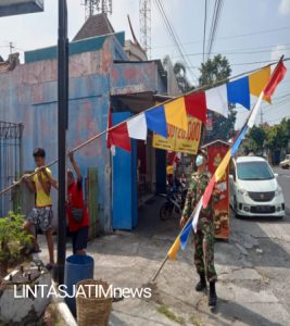 Menjelang Peringatan HUT RI ke -76 Babinsa Kel,Tipes adakan Kerjabakti diwilayah