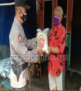 Sambil Patroli, Polsek Gombong “Door to Door” Bagikan Beras