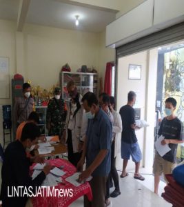 Babinsa Kemlayan Bantu Pendistribusian Sembako dari Kemensos di Masa PPKM Level 4