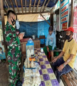 Kodim Sragen – Warung Kopi Pinggir Jalan Desa Menjadi Sasaran Komsos Babinsa