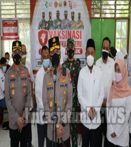 Kapolres Gresik Dampingi Kapolda Jatim Tinjau Vaksinasi Pelajar di Kota Santri