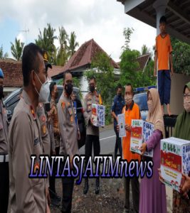 Jumat Berkah ; Kapolresta Banyuwangi dan PJU Bagikan Sembako dan Makanan Kepada Warga Terdampak Puting Beliung