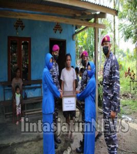 PERINGATI HUT KE-76 TNI AL, JALASENASTRI CABANG 4 KORCAB PASMAR 3 MENKAV 3 MARINIR LAKSANAKAN BAKTI SOSIAL