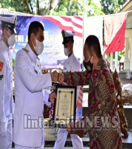 PERINGATAN HUT ke 76 TNI AL DI MAKO KORMAR DIWARNAI PENYERAHAN TALI ASIH KEPADA PNS PURNA TUGAS