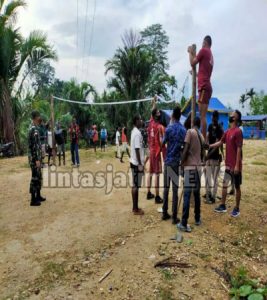 Satgas Yonif 131 Bangun Lapangan Voli di Kampung Nyamuk Papua