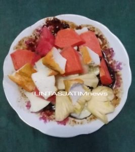 Berkuliner Rujak Buah segar Bumbu petis bikin ngiler