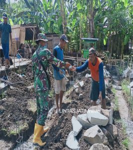 Babinsa selalu bekal Masker untuk dibagikan,ciptakan suasana kerja yang aman dan nyaman dalam TMMD