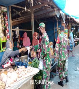 Ditengah PPKM Level 3 Babinsa Koramil 19/Tanon intensif Edukasi Prokes di Pasar Padas