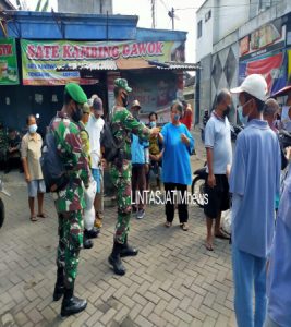 PPKM Level 3, Serka Giminanto Bagikan Masker Kepada Pengunjung Dan Penjual di Pasar Kleco