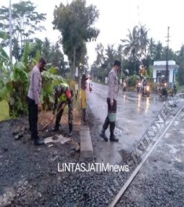 Diguyur Hujan, Sinergitas TNI Polri tetap Berjalan untuk Menambal Jalan di Kutowinangun