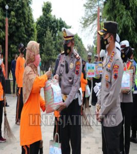 Meriahkan Hut Polantas ke 66, Polres Kebumen Bagikan Sembako kepada Petugas Kebersihan