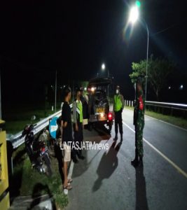 Malam Hari, TNI-Polri Kecamatan Giriwoyo Tak Henti Gelar Pendisiplinan Protkes