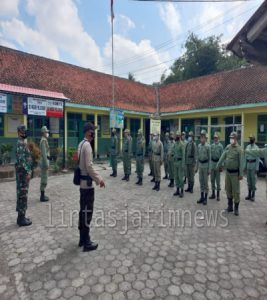 Sinergitas Polsek dan Koramil Ambal Bekali Ketrampilan kepada Linmas